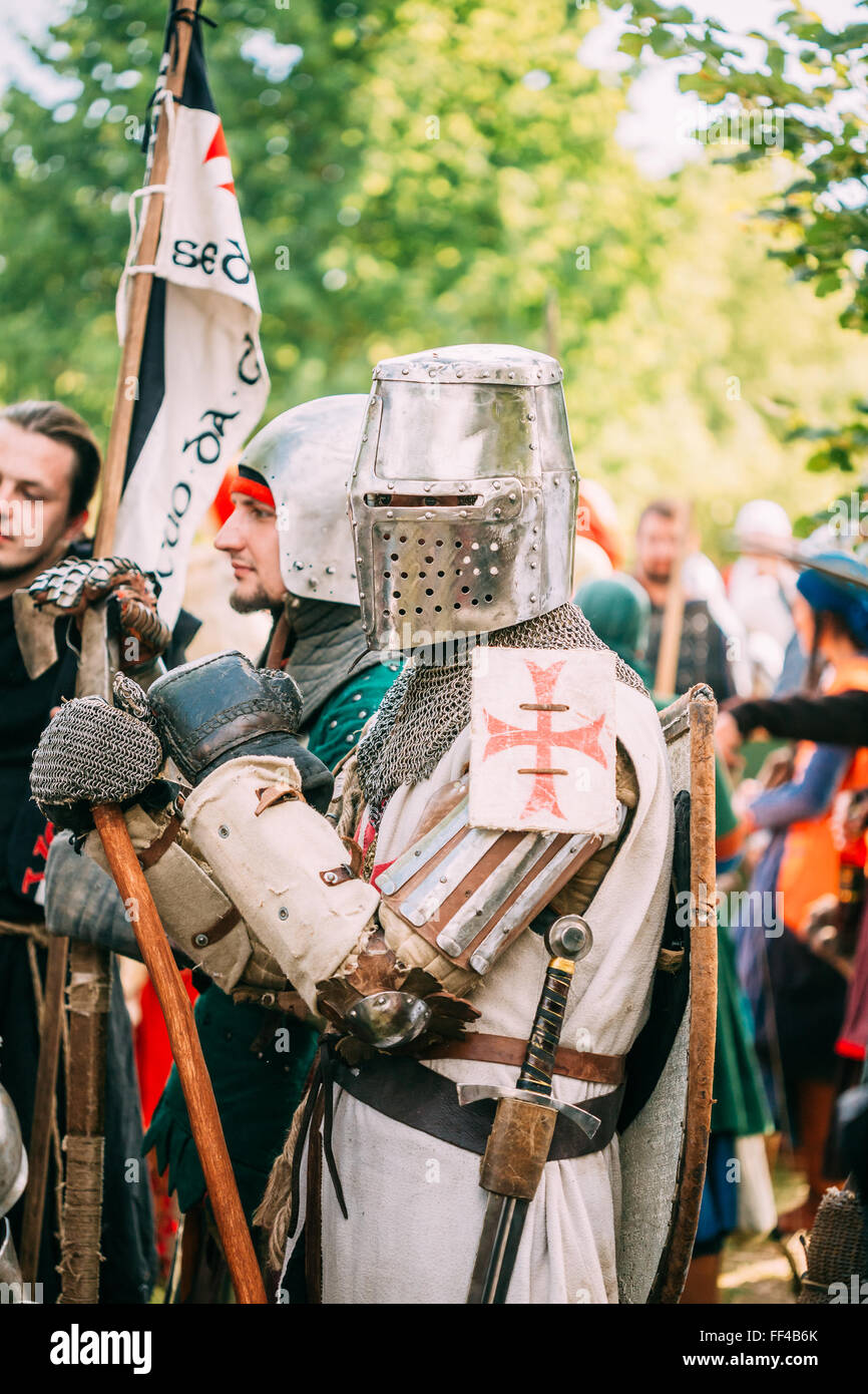 MINSK, BELARUS - 19. Juli 2014: Krieger Ritter Teilnehmer des sommerlichen der mittelalterlichen Kultur Stockfoto