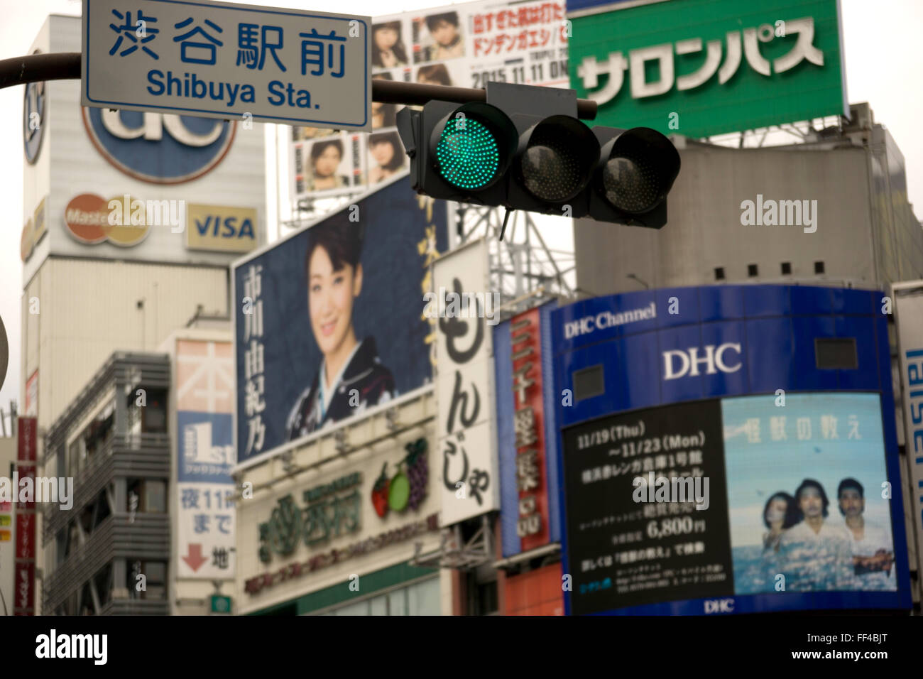 Shibuya Station Tokio Japan Straßenlaterne und Zeichen Stockfoto