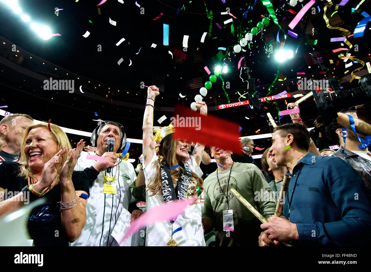 Wettbewerbsfähige Esser Molly Schuyler feiert nach dem Sieg Wing Bowl XXIV in Philadelphia, PA Stockfoto