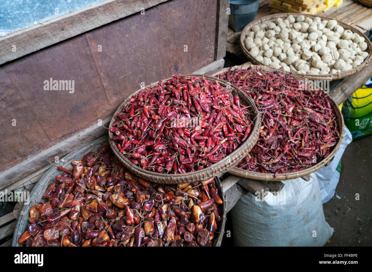 Große Körbe gefüllt mit getrockneten Chili-Paprika (Paprika) für den Verkauf auf einen Lebensmittelmarkt in Nyaung U (Bagan), Myanmar. Stockfoto