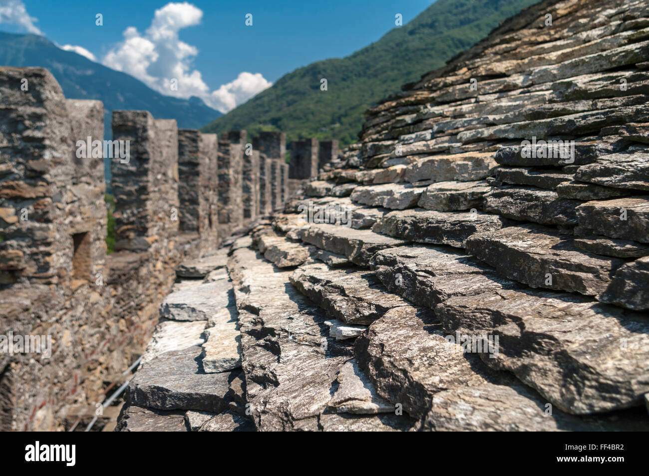 Dach mit Schiefer Schindeln gedeckt. Montebello Burg, Bellinzona, Tessin, Schweiz. Stockfoto