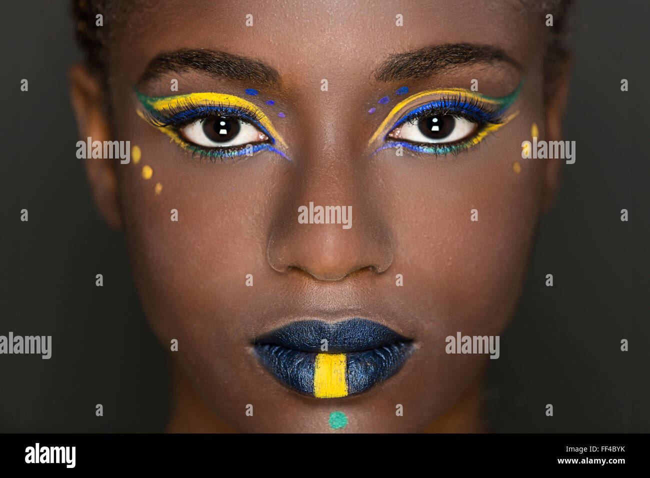 Junge afrikanische Frau trägt eine make-up Stockfoto