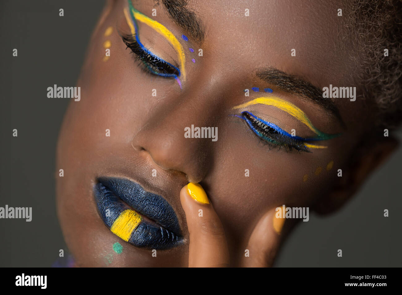 Junge afrikanische Frau trägt eine make-up Stockfoto