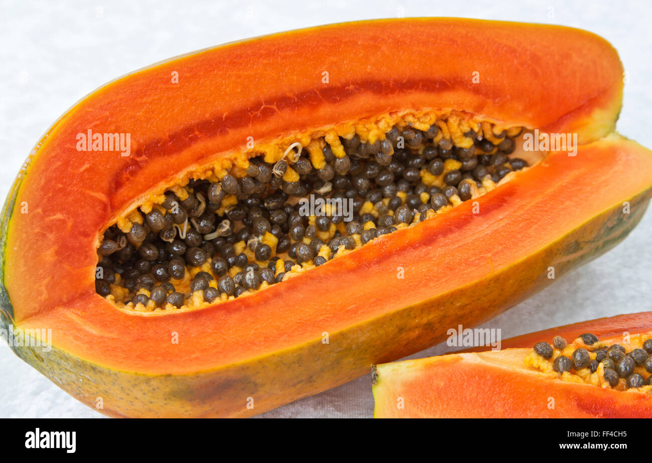 Reifen Sie geschnittenen Papaya Samen zeigen. Stockfoto