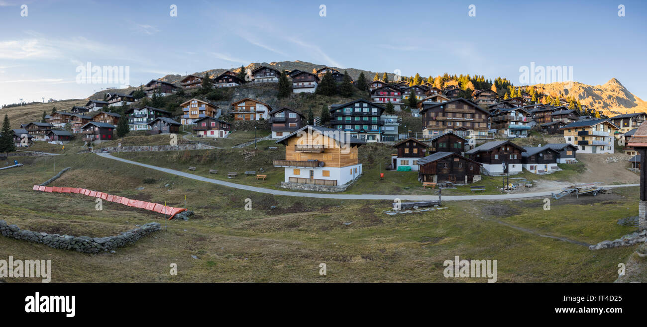 Panorama Chalet beherbergt in der Berg Dorf Bettmeralp, Wallis/Valais, Schweiz, kurz vor Sonnenuntergang. Stockfoto