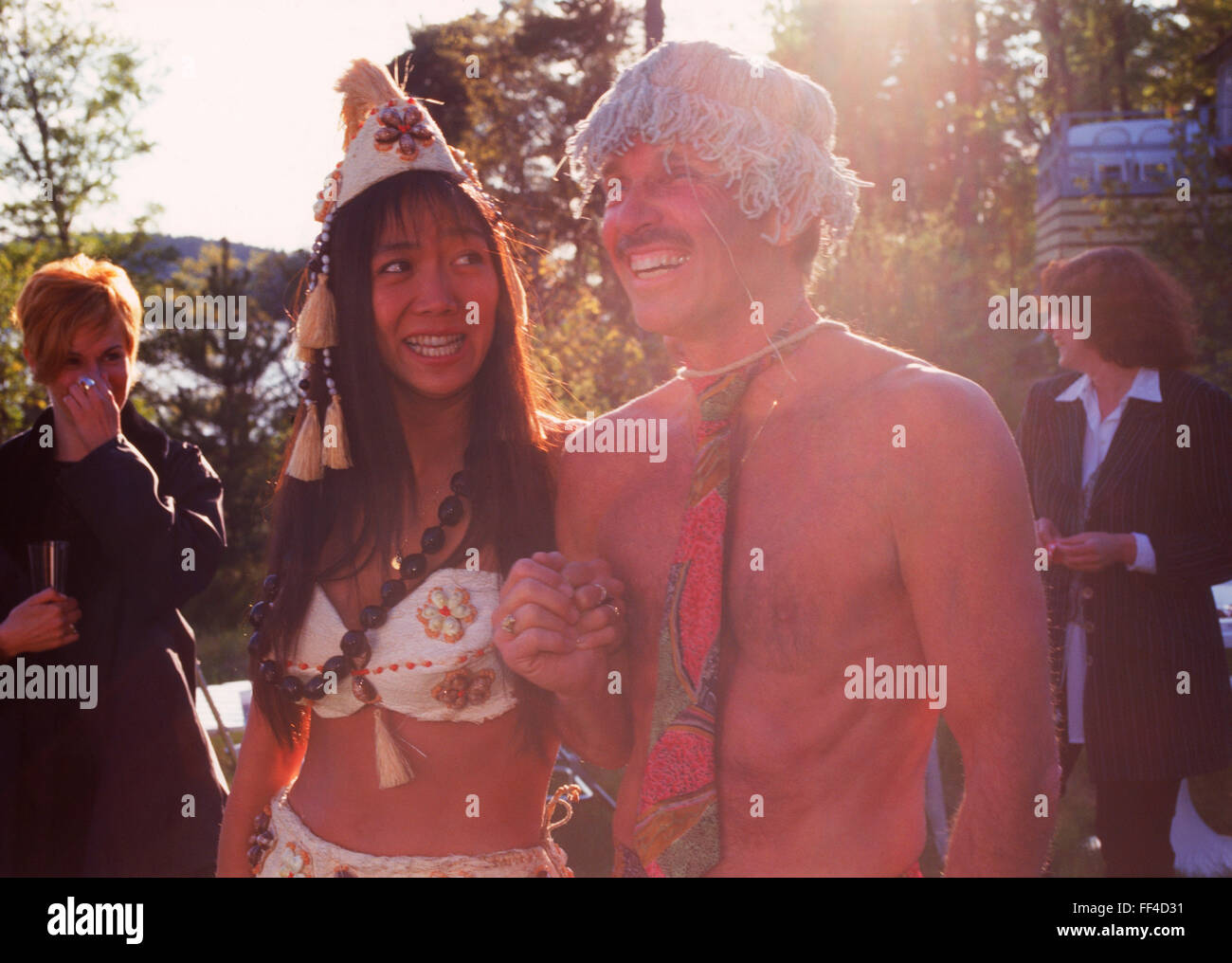 Gelübde während humorvolle Zeremonie auf Insel in Stockholm Schweden mit Bräutigam Hochzeit verkleidet als Troll und Braut als polynesischen Prinzessin Stockfoto