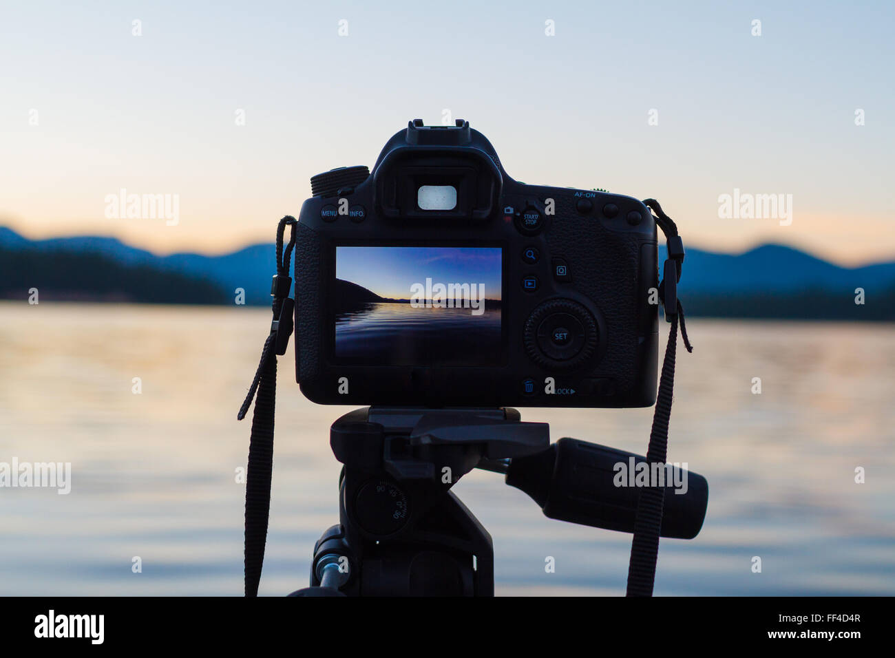 Sonnenuntergang Fotos, die auf eine digitale Spiegelreflexkamera montiert auf einem Stativ an einem See in Oregon. Stockfoto