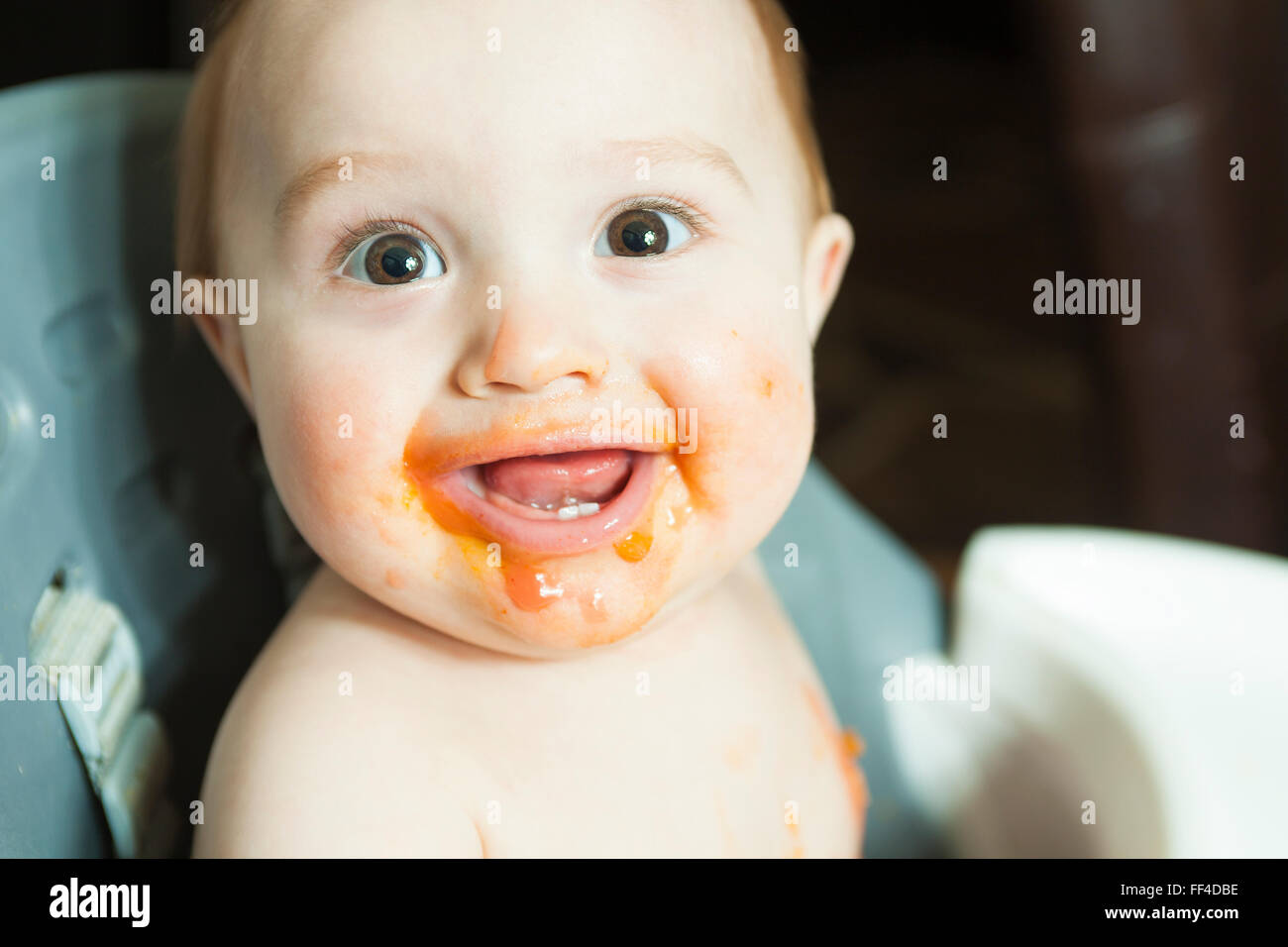 Mutter, die hungrigen sechs Monate altes Baby feste Nahrung Stockfoto