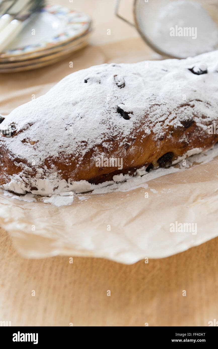 Ganze Stollen Früchtebrot, ausgebaggert in Puderzucker. Stockfoto