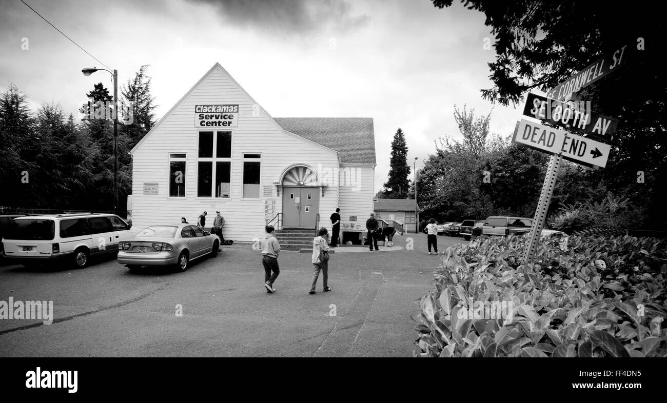 Eine Gemeinschaft Essen Speisekammer in Portland, Oregon dient allen, die die Notwendigkeit an der Nahrung haben, solange ihre Geschäfte durchhalten Stockfoto