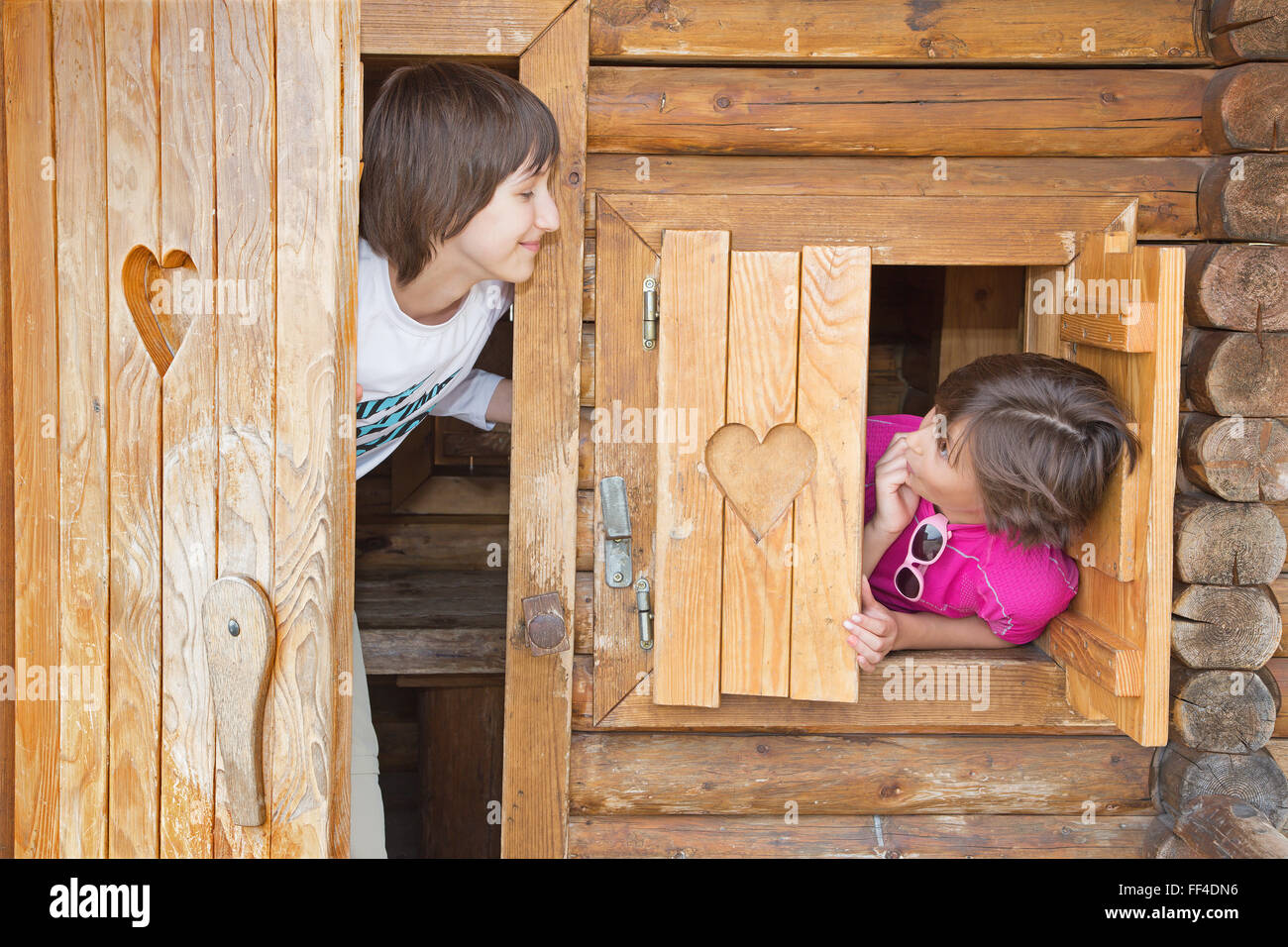 Die Mädchen in Holz Häuschen. Stockfoto