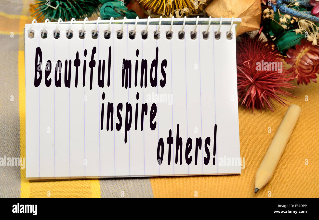 Schöne Gedanken inspirieren Sie andere geschrieben am notebook Stockfoto