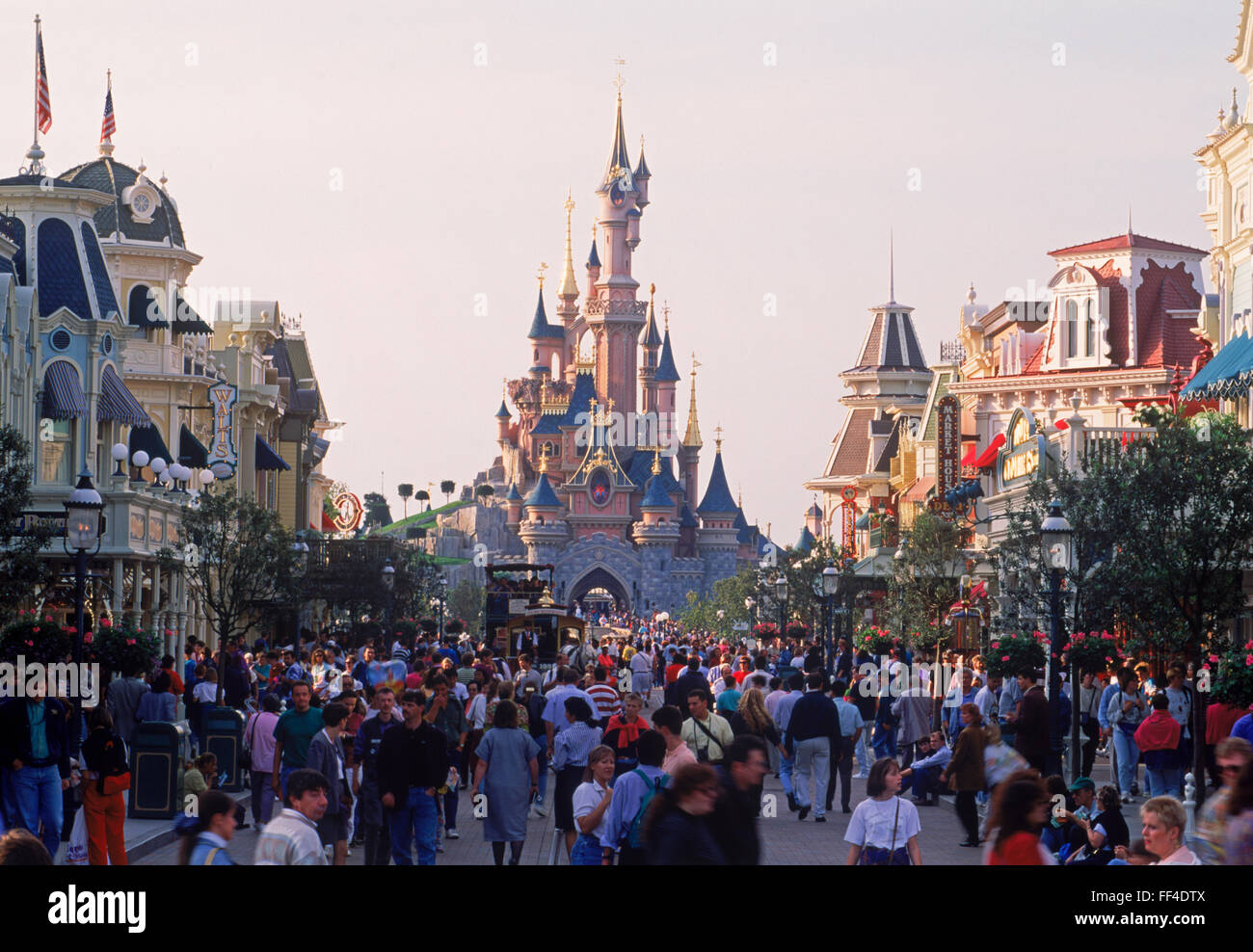 Das Schloss mit Geschäften an der Main Street, Fahrgeschäften und Menschen tagsüber in Euro Disneyland oder im Euro Disney Resort außerhalb von Paris Stockfoto