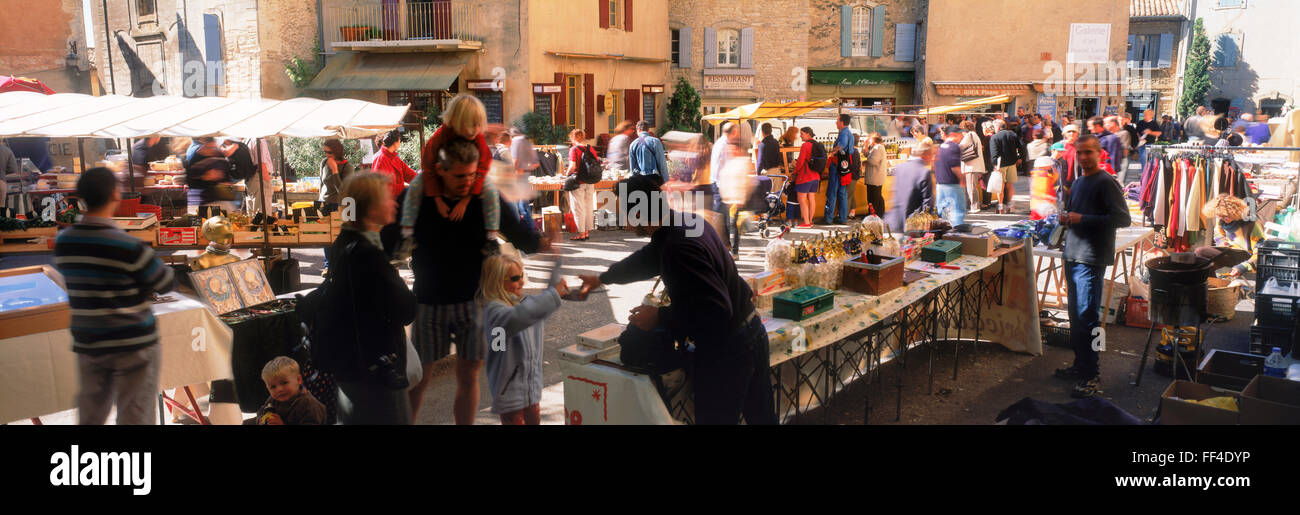Panorama-Bild der Märkte unter freiem Himmel, Einkäufer und Restaurants am alten Stadt Sarlat in Dordogne Frankreich Stockfoto
