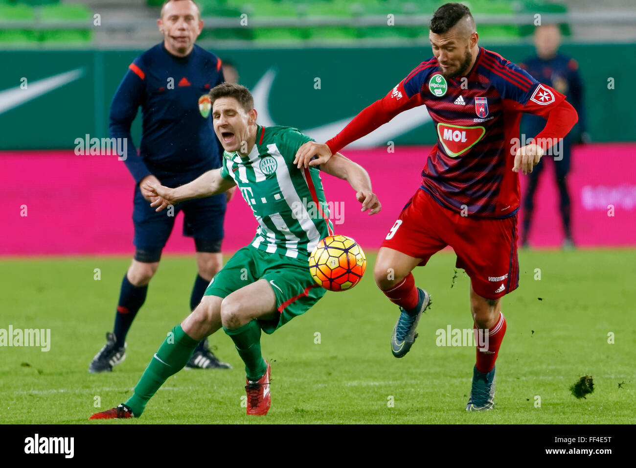 Budapest, Ungarn. 10. Februar 2016. Duell zwischen Zoltan Gera von Ferencvaros (l) und Robert Feczesin von Videoton bei Ferencvaros - Videoton ungarischen Cup Viertelfinale Fußballspiel im Groupama Arena. Bildnachweis: Laszlo Szirtesi/Alamy Live-Nachrichten Stockfoto