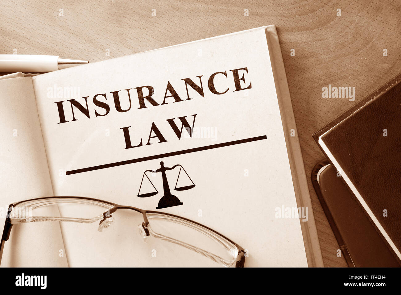 Code des Versicherungsrechts auf einem Holztisch. Stockfoto