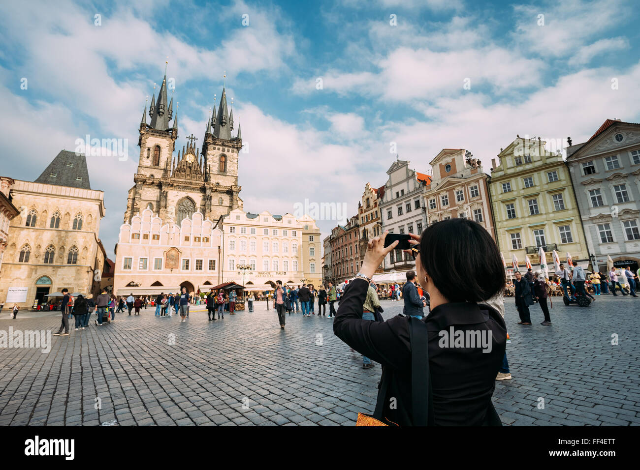 Prag, Tschechien - 13. Oktober 2014: Touristische Frau fotografiert die Kirche der Gottesmutter vor Tyn im Altstädter Ring auf Sie Stockfoto