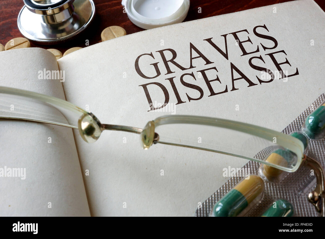 Buchen Sie mit der Diagnose Morbus Graves und Pillen. Medizinisches Konzept. Stockfoto