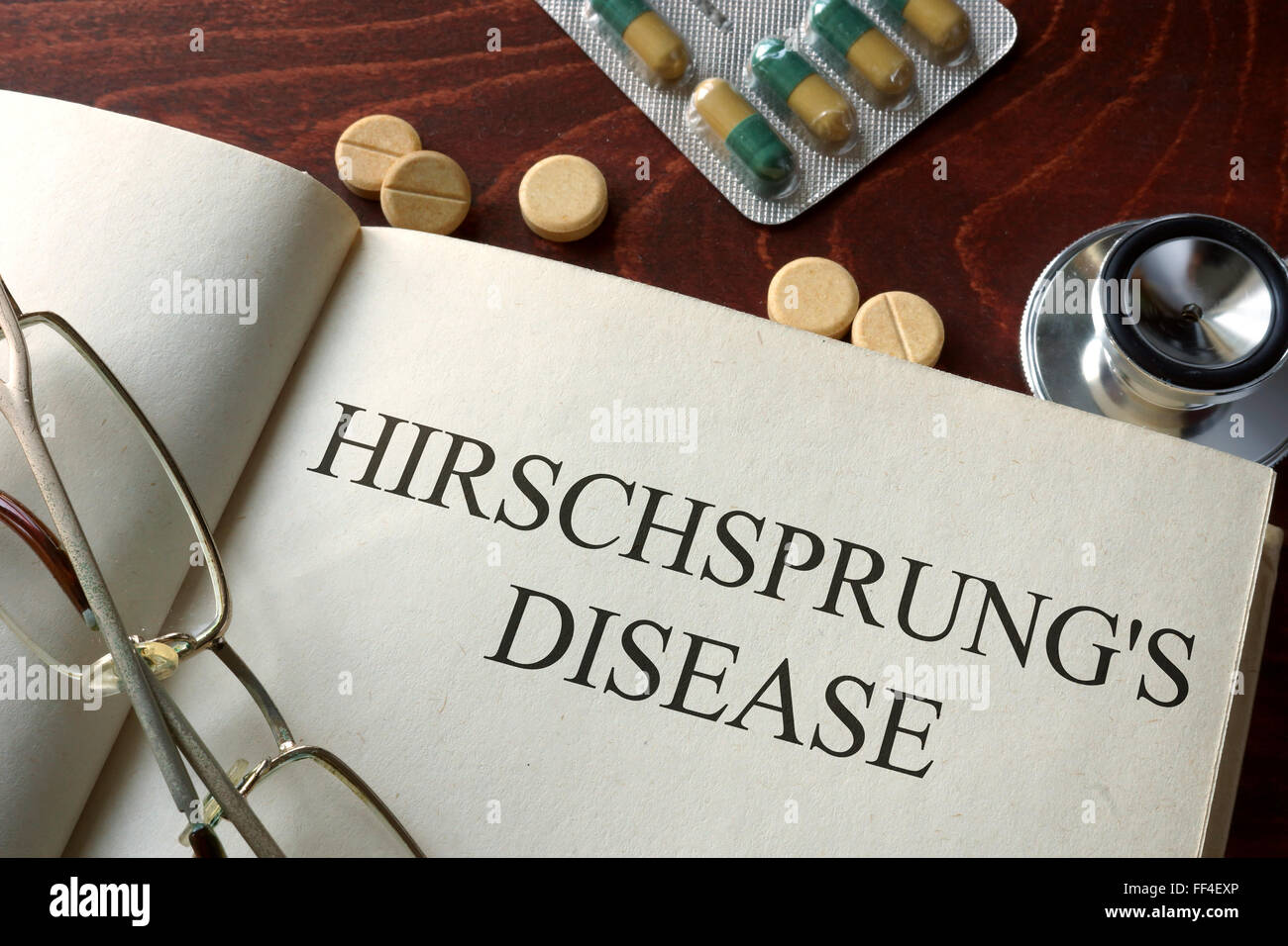 Buchen Sie mit Diagnose-Hirschsprung-Krankheit und Pillen. Medizinisches Konzept. Stockfoto