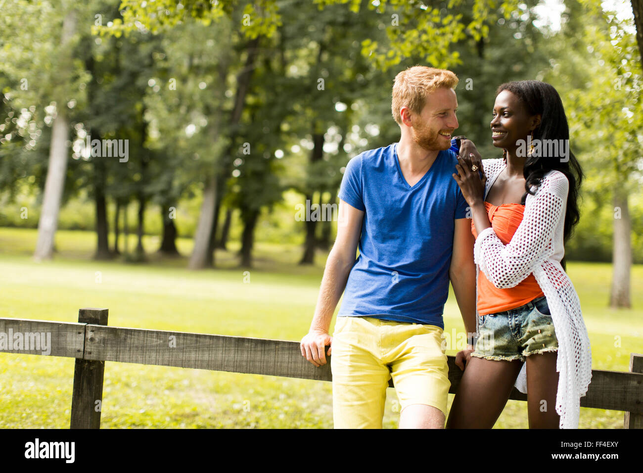 Gemischtrassige paar im park Stockfoto