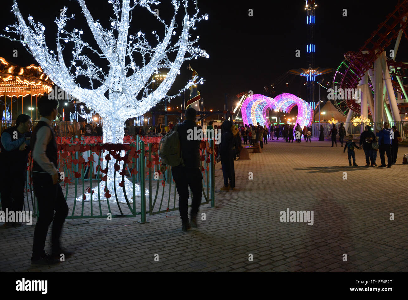 Bagdad, Irak. 10. Februar 2016. Dutzende von Irakern begann, AL - Zawraa Parken in zentralen Bagdad zu fotografieren und den Valentinstag zu feiern, und schreiben Sie ihren Namen und Wünsche Wünsche Baum-Credit: Methaq Alfayyadh / Alamy Live News. Stockfoto