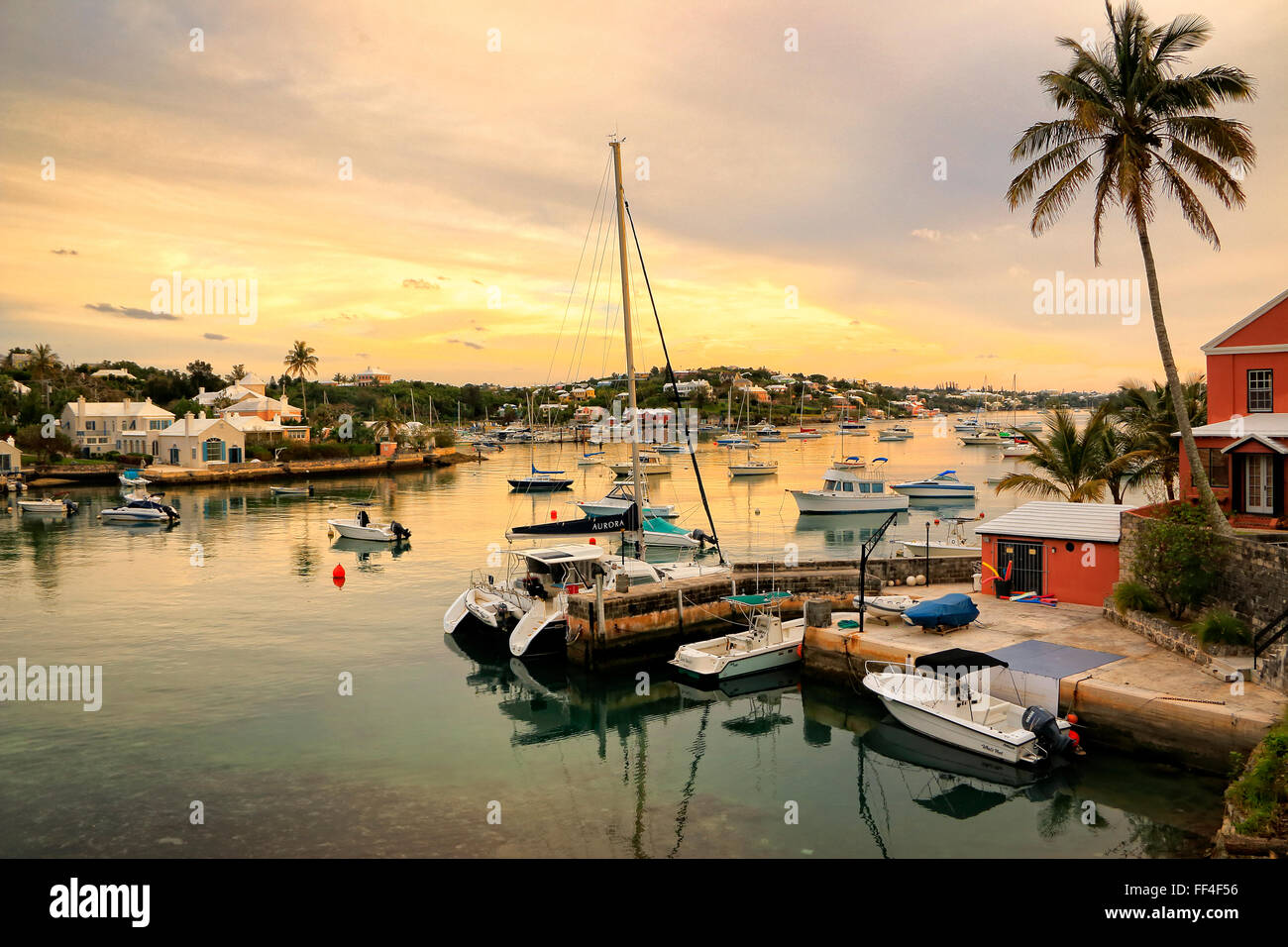 Yachten und zu Hause um Hamilton Binnenhafen bei Sonnenuntergang in Bermuda Stockfoto