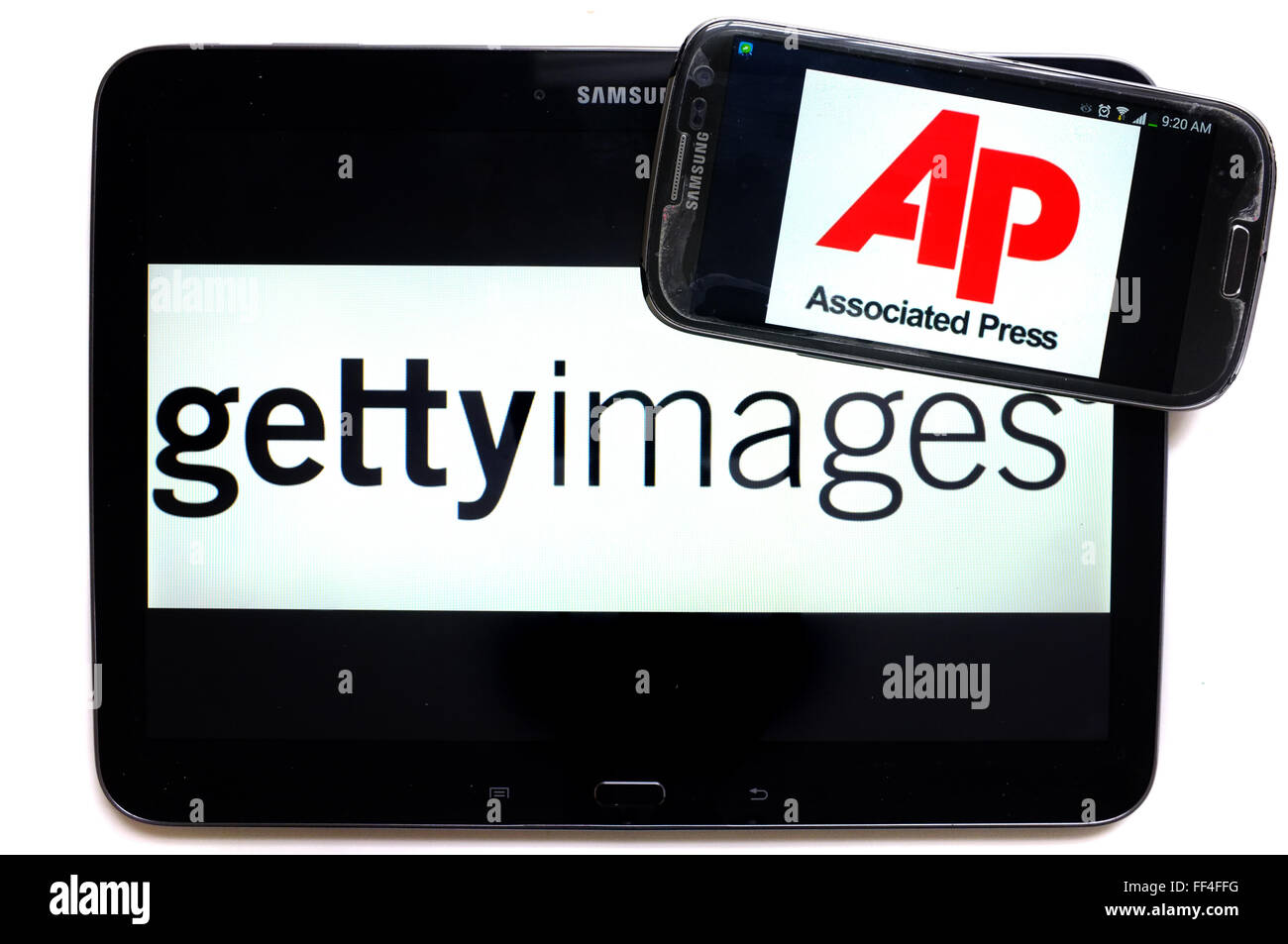 Das AP-Logo auf einem Smartphone und Getty Images auf einem Tablet vor weißem Hintergrund fotografiert. Stockfoto