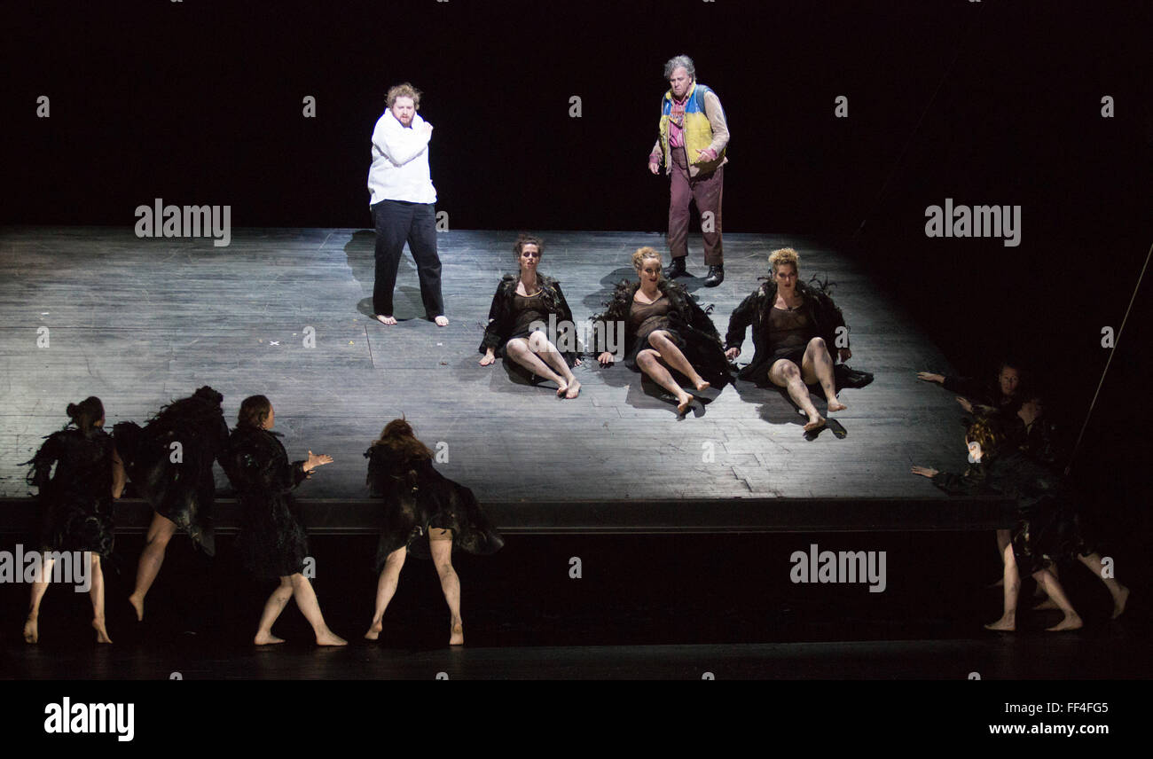 London, UK. 3. Februar 2016. Allan Clayton als Tamino und Peter Coleman-Wright als Papageno. Generalprobe der Oper die Zauberflöte (Zauberfloete sterben) von Wolfgang Amadeus Mozart im London Coliseum. Die English National Opera-Produktion wird unter der Regie von Simon McBurney und läuft vom 5. Februar bis 19. März 2016. Mit Allan Clayton als Tamino, Peter Coleman-Wright als Papageno, Ambur Zopf als Königin der Nacht, John Graham-Hall als Monostatos, Lucy Crowe als Pamina, James Cresswell als Sarastro und Soraya Mafi als Papagena. Stockfoto