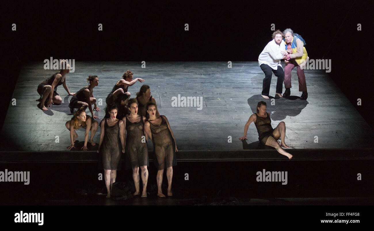 London, UK. 3. Februar 2016. Allan Clayton als Tamino und Peter Coleman-Wright als Papageno. Generalprobe der Oper die Zauberflöte (Zauberfloete sterben) von Wolfgang Amadeus Mozart im London Coliseum. Die English National Opera-Produktion wird unter der Regie von Simon McBurney und läuft vom 5. Februar bis 19. März 2016. Mit Allan Clayton als Tamino, Peter Coleman-Wright als Papageno, Ambur Zopf als Königin der Nacht, John Graham-Hall als Monostatos, Lucy Crowe als Pamina, James Cresswell als Sarastro und Soraya Mafi als Papagena. Stockfoto