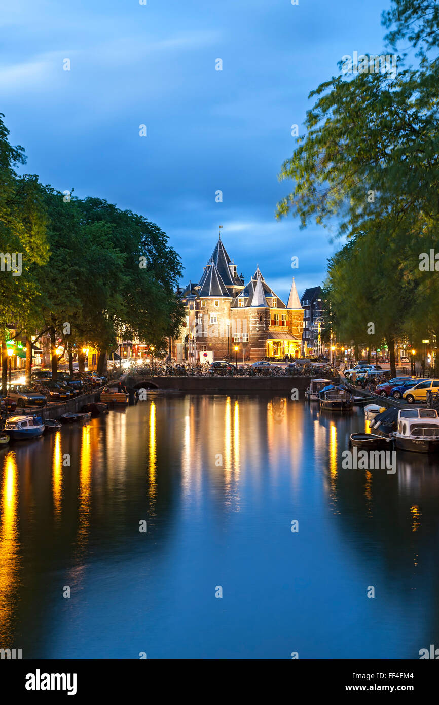 De Waag (wiegen Haus), jetzt ein Restaurant und Kanal, Amsterdam, Holland, Niederlande Stockfoto