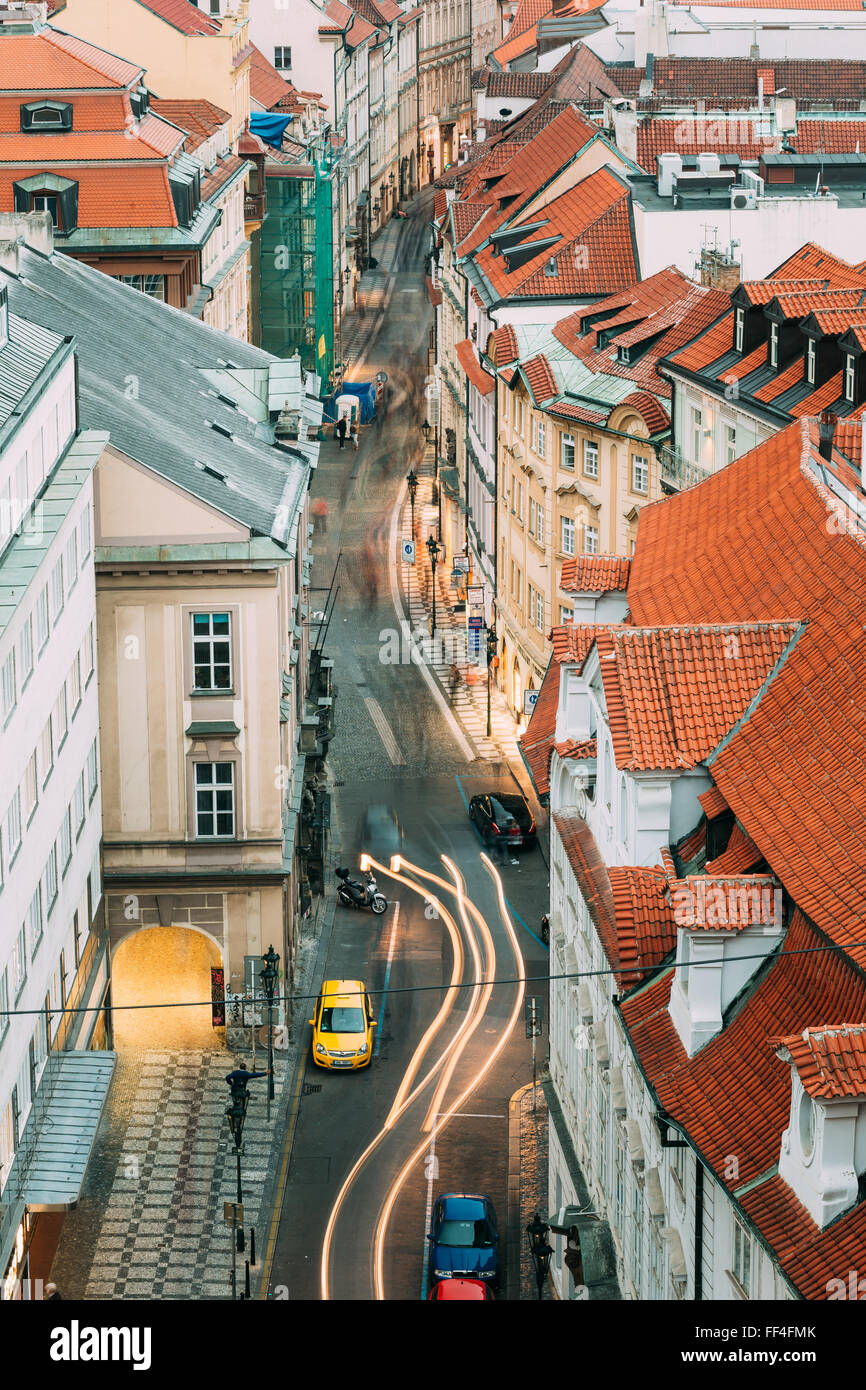 Prag, Tschechische Republik - 13. Oktober 2014: Verkehr auf der Celetna Straße Abend Stockfoto