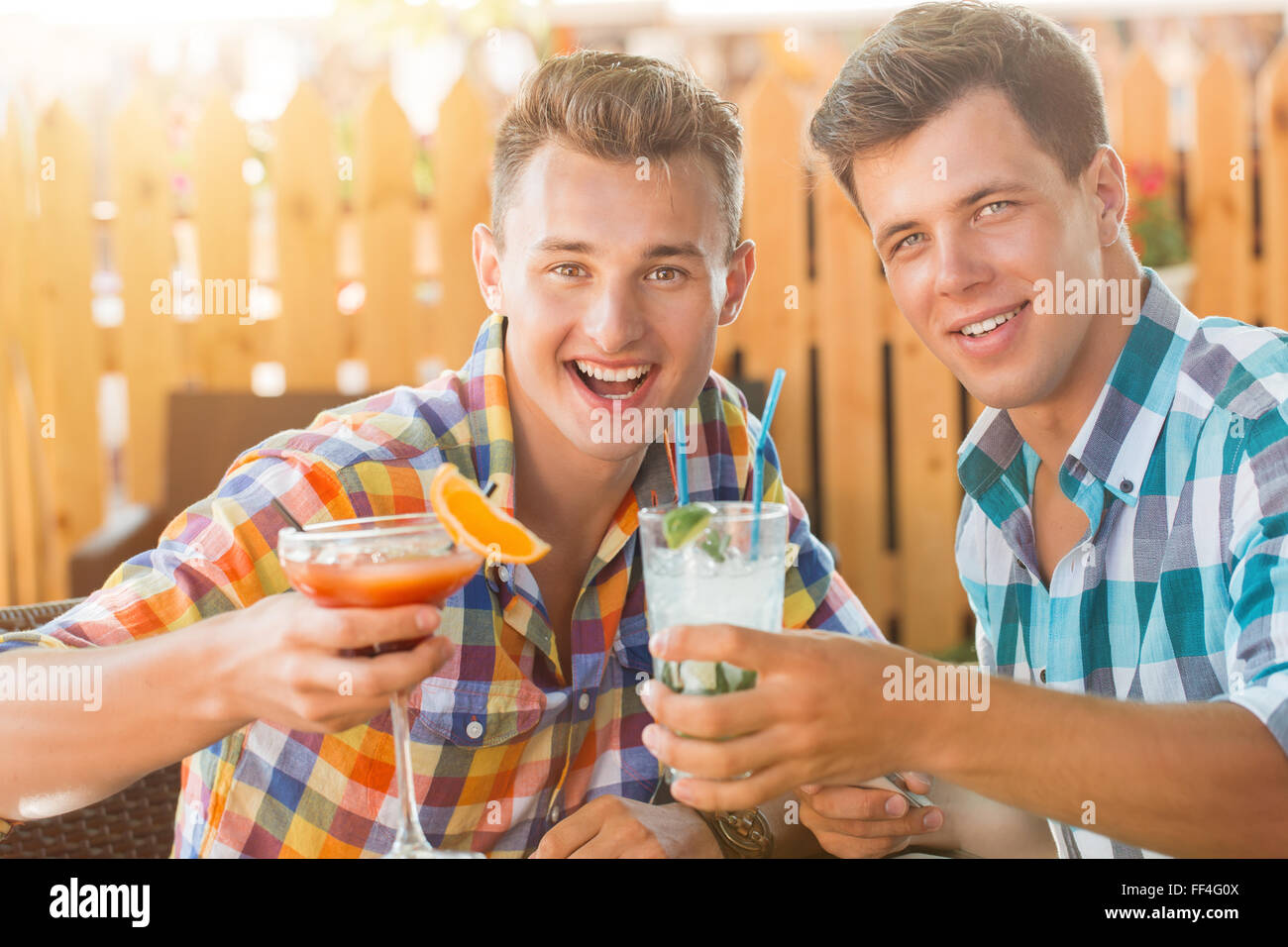 Zwei Männer ruhen in caffe Stockfoto