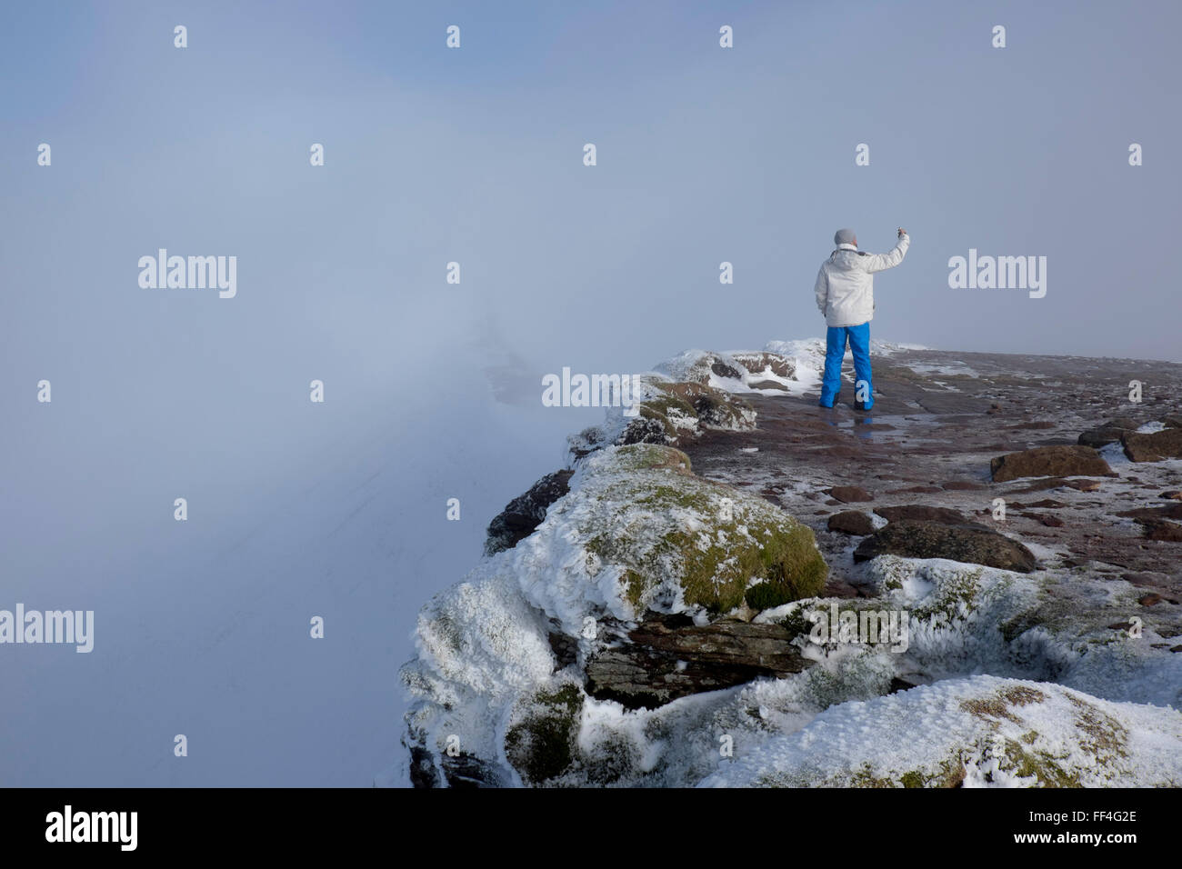 Walker nehmen ein Selbstporträt auf dem Gipfel des Pen y Fan im Winterschnee, Brecon Beacons National Park, Powys, South Wales, UK Stockfoto