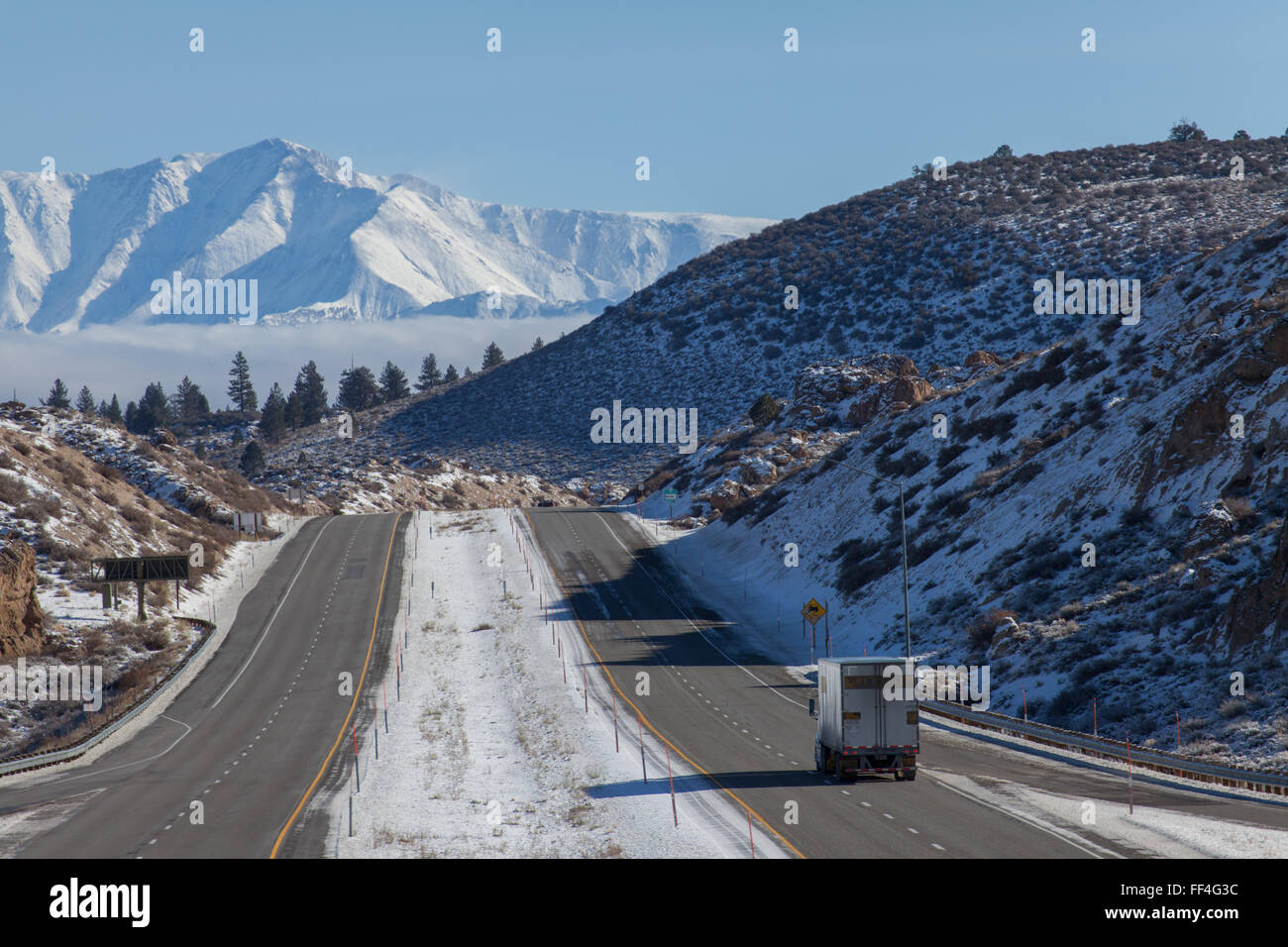 Seitenstraße in den California Eastern Sierras im Winter Highway 395 Stockfoto
