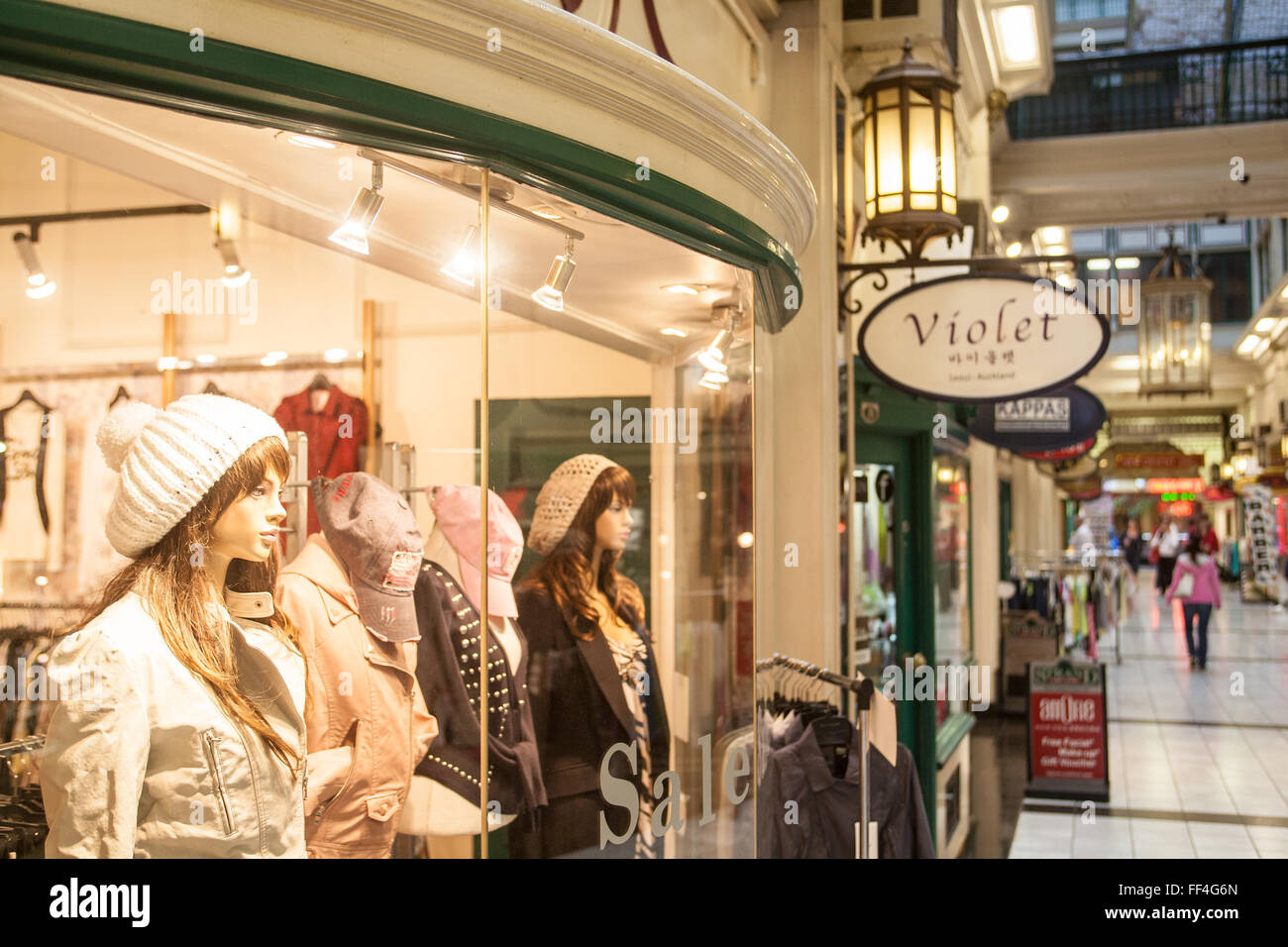 Violette Koreanisch betrieben Womens Fashion Boutique-Shop in Arkade aus Queen Street, Auckland, Neuseeland Stockfoto