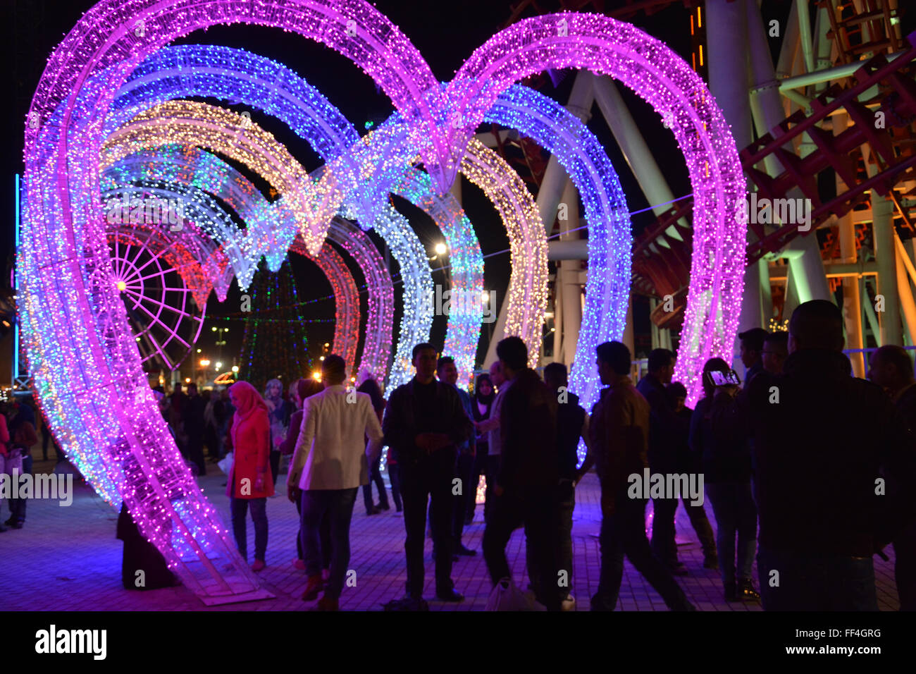 Bagdad, Irak. 10. Februar 2016. Dutzende von Irakern begann gonna AL - Zawraa Park in zentralen Bagdad zu fotografieren und feiern den Valentinstag und schreiben Sie ihre Namen und Wünsche auf Wünsche Tre Credit: Methaq Alfayyadh/Alamy Live News Stockfoto