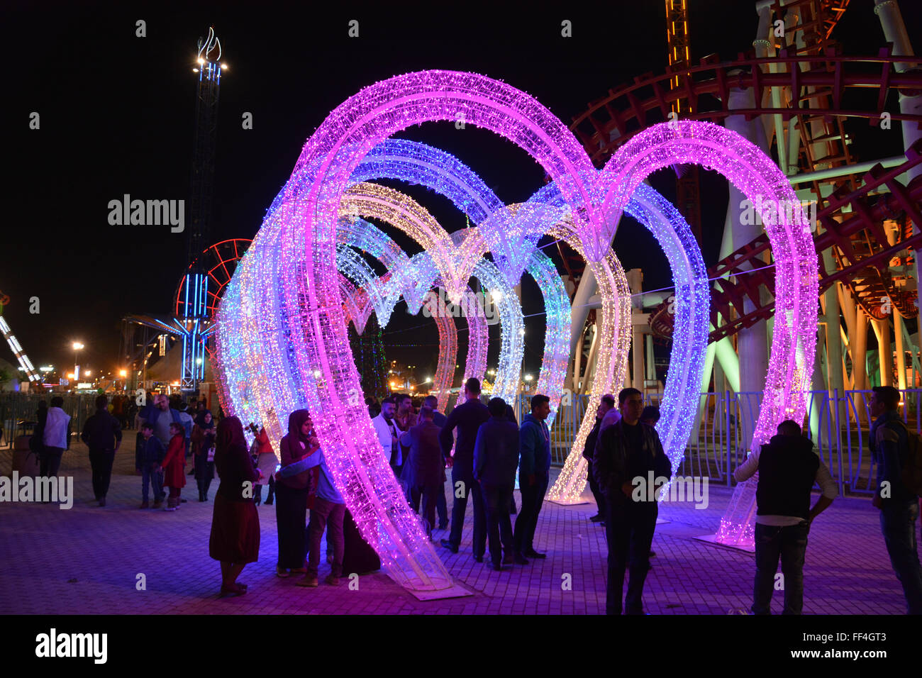 Bagdad, Irak. 10. Februar 2016. Dutzende von Irakern begann gonna AL - Zawraa Park in zentralen Bagdad zu fotografieren und feiern den Valentinstag und schreiben Sie ihre Namen und Wünsche auf Wünsche Tre Credit: Methaq Alfayyadh/Alamy Live News Stockfoto