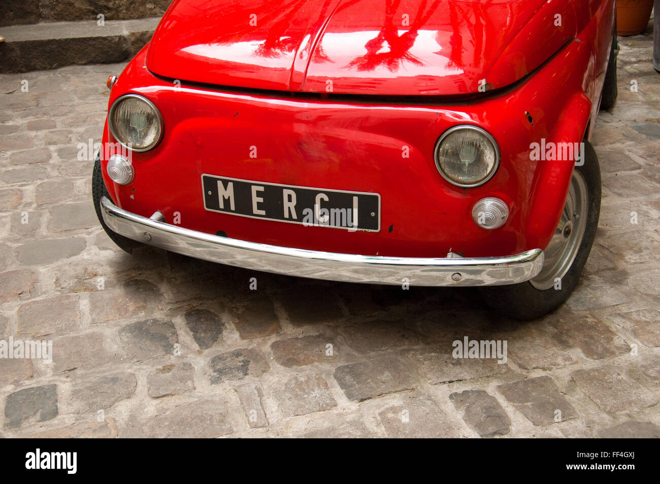 Alte vintage italienischen Autos in Rot mit merci auf die Platte geschrieben Stockfoto