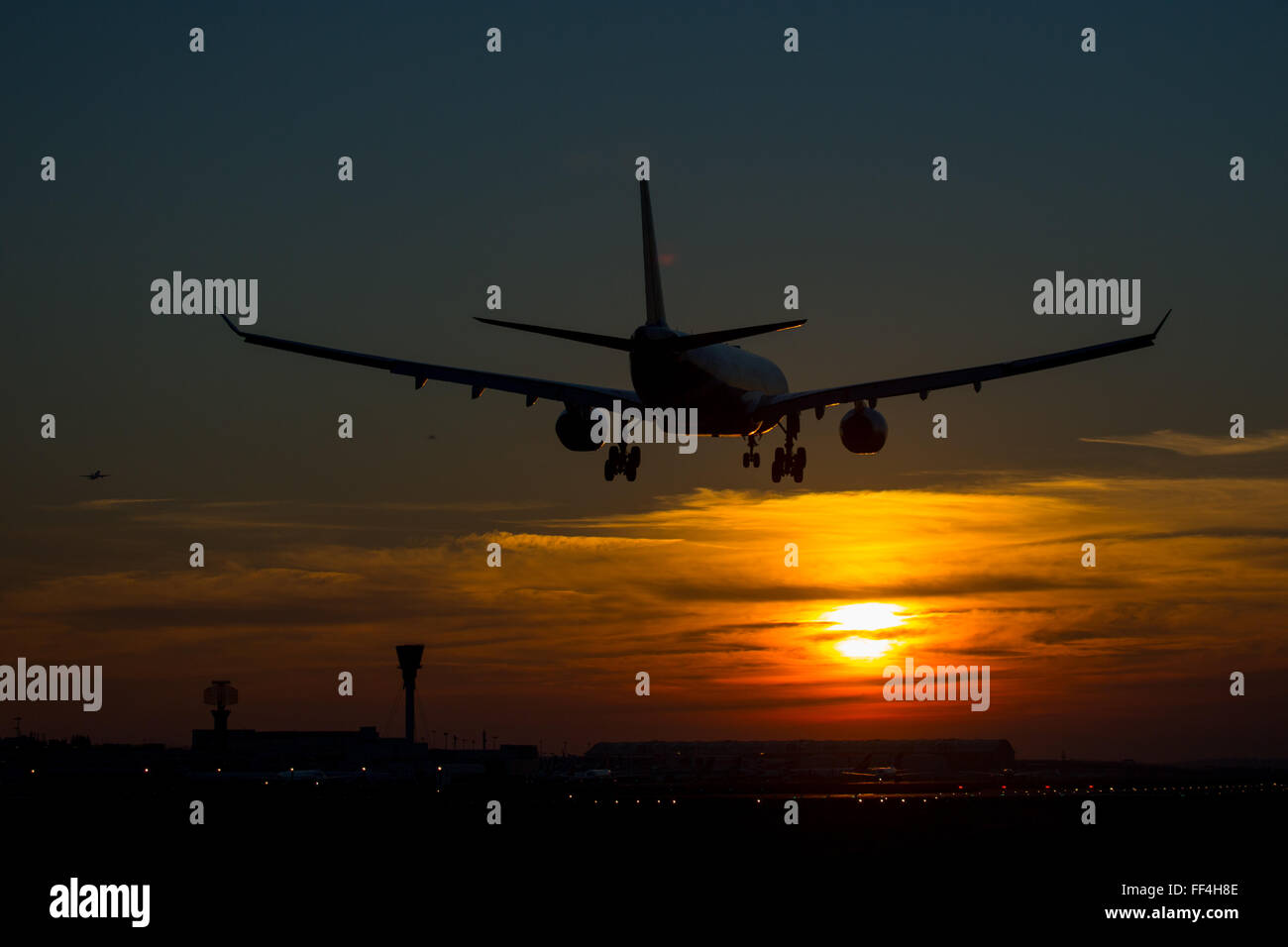 Flugzeug bei Sonnenaufgang und Sonnenuntergang Stockfoto