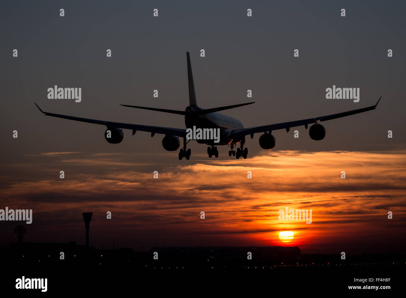 Flugzeug bei Sonnenaufgang und Sonnenuntergang Stockfoto