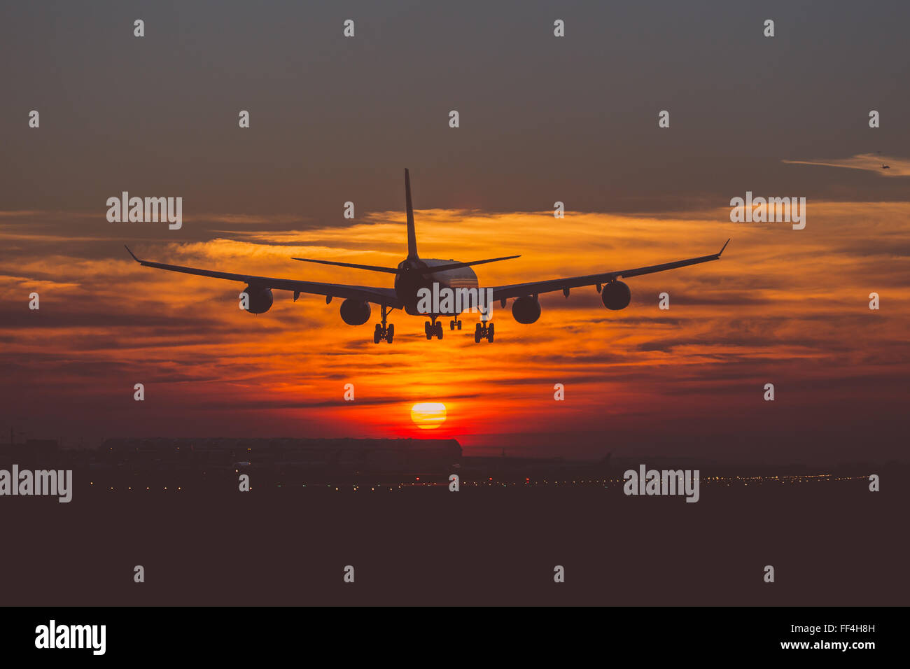 Flugzeug bei Sonnenaufgang und Sonnenuntergang Stockfoto