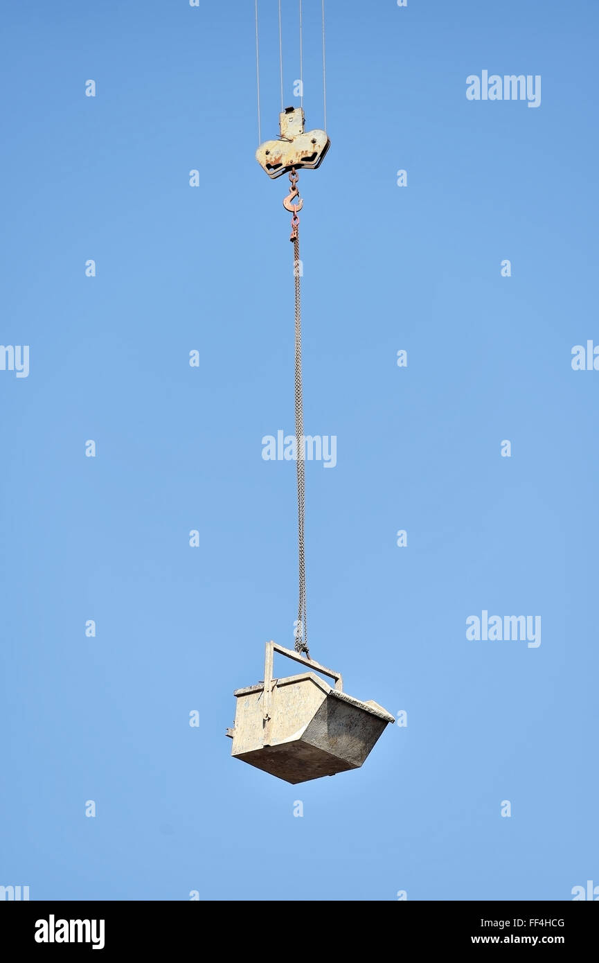 Detail mit einem Baukran laden ein Industriebehälter erschossen Stockfoto