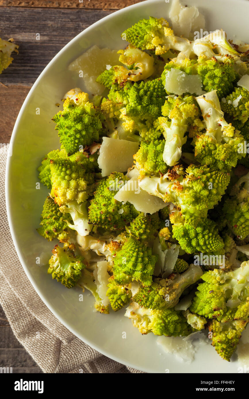 Bio Green gebacken Romanesco mit Käse und Pfeffer Stockfoto