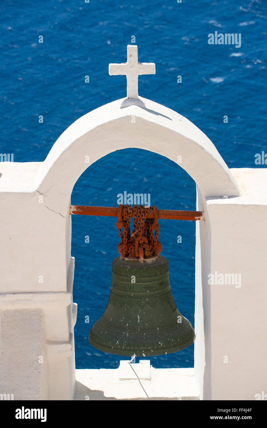 kupferne Glocke in der Kirche in Oia Santorini Griechenland Stockfoto