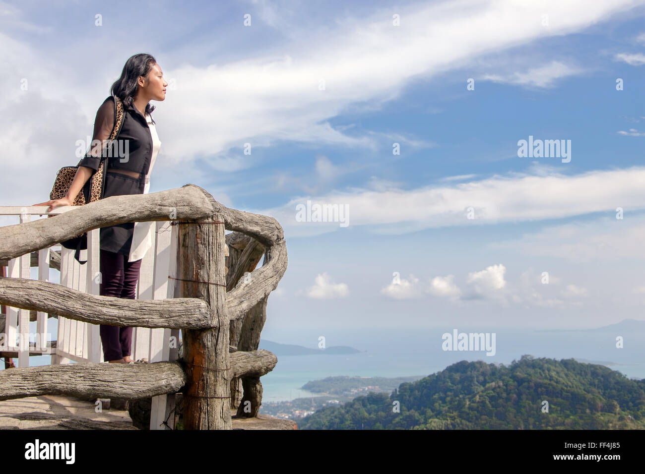 Frau, die gerade Blick über das Meer Stockfoto