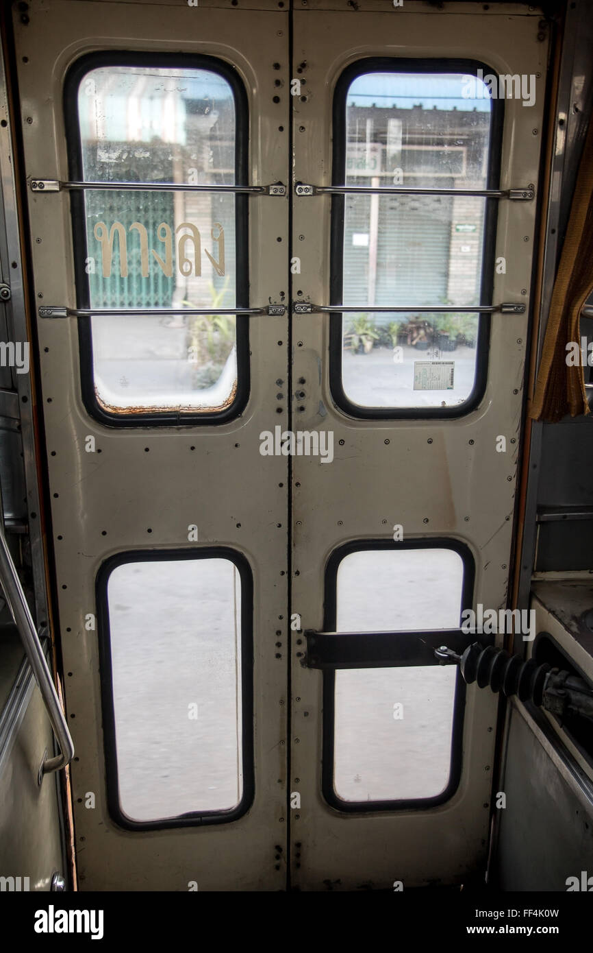 die Tür des öffentlichen Busverkehrs Stockfoto