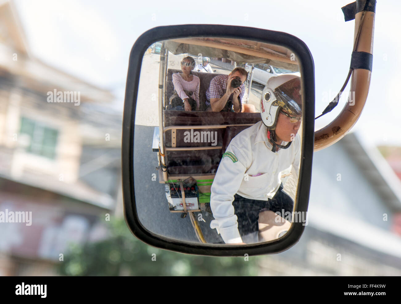 Rikscha-Fahrer in den Rückspiegel Stockfoto