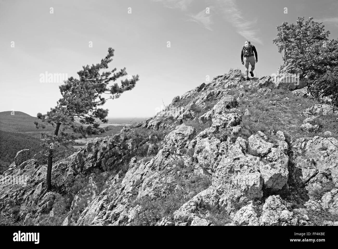 Der Mann oben auf Felsen am trekking Stockfoto