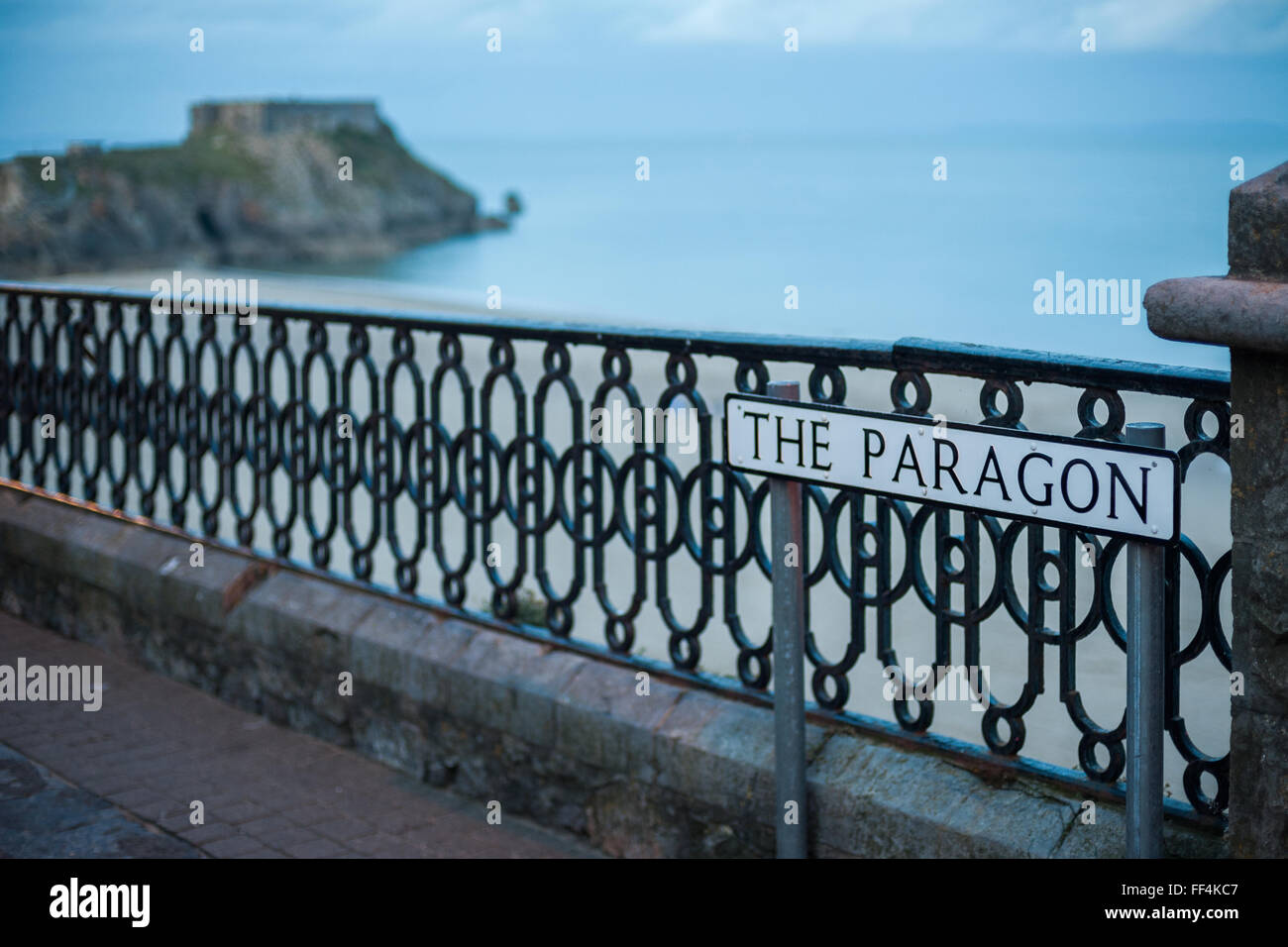 Die Paragon-Promenade-Ansicht, am frühen Abend, Tenby, Wales Stockfoto
