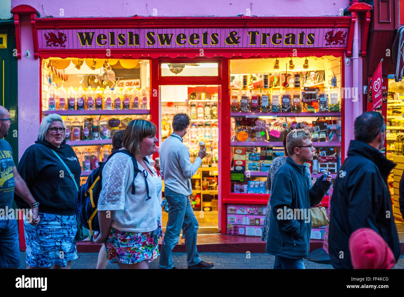 Touristen und Konditorei, am frühen Abend, Tenby, Wales Stockfoto